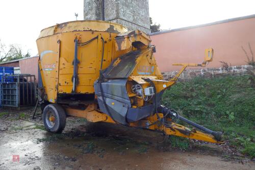2011 LUCAS G STRAW & SILAGE MIXER WAGON