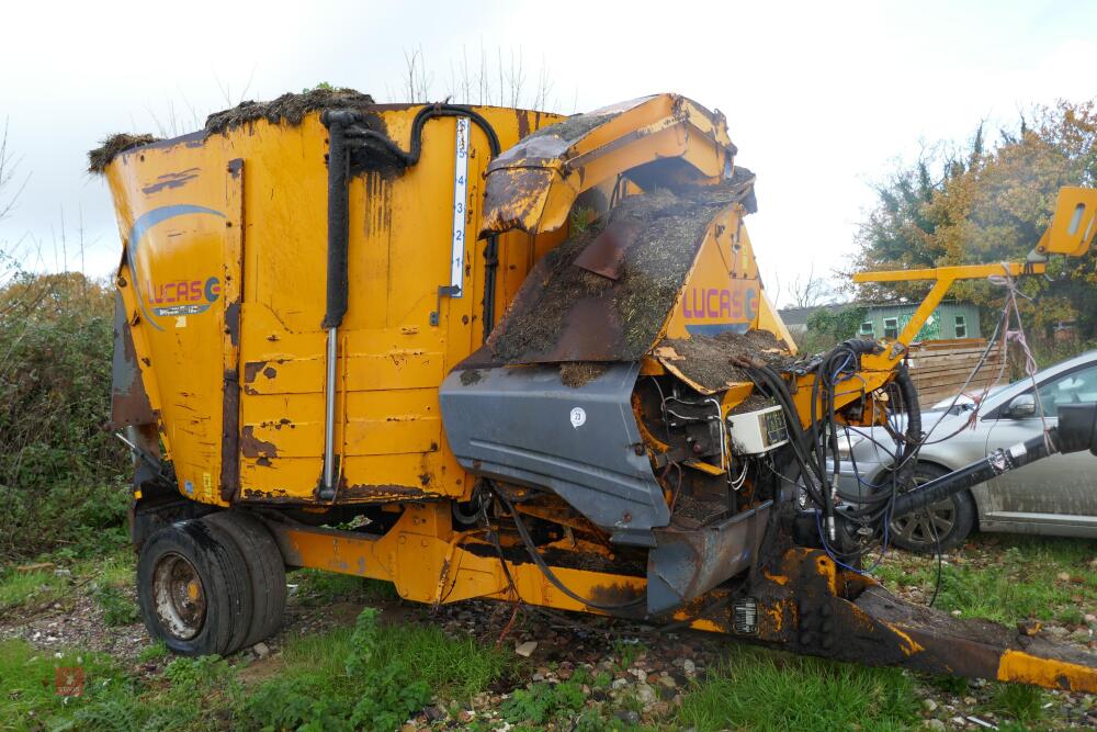 2011 LUCAS G STRAW & SILAGE MIXER WAGON
