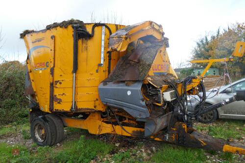 2011 LUCAS G STRAW & SILAGE MIXER WAGON