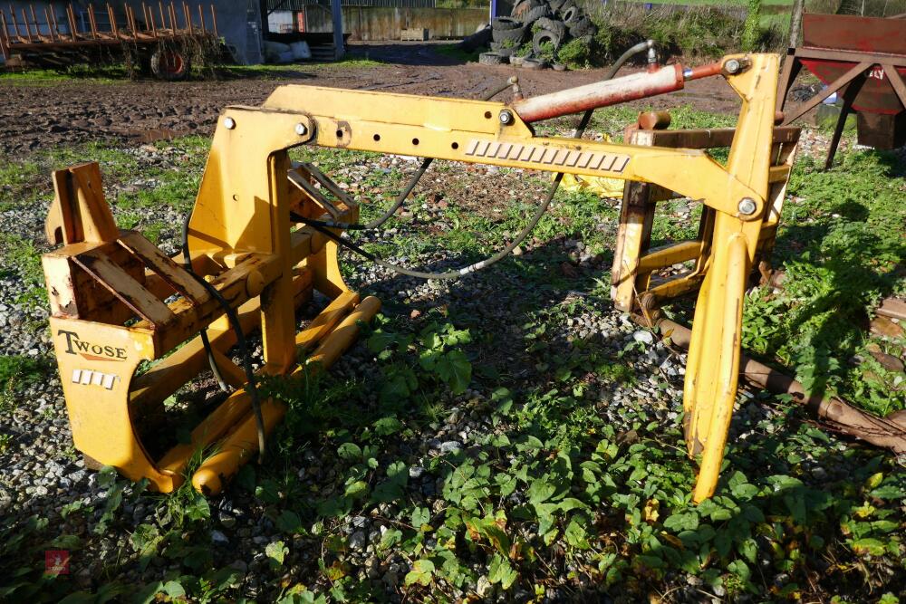 TWOSE 'OVER THE TOP' BALE HANDLER