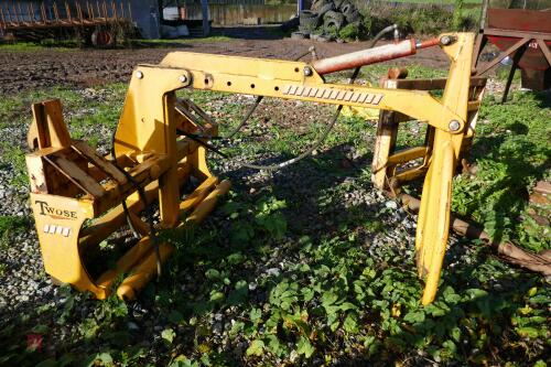 TWOSE 'OVER THE TOP' BALE HANDLER