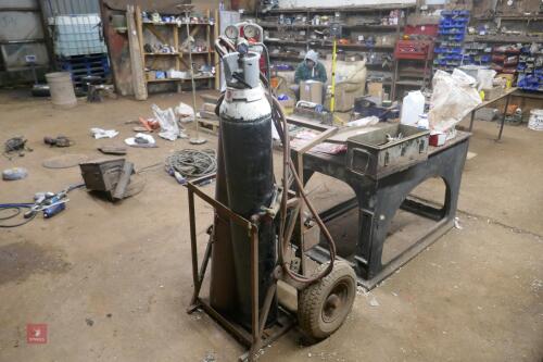 ACETYLENE CUTTING TOOLS & 2 GAS BOTTLES