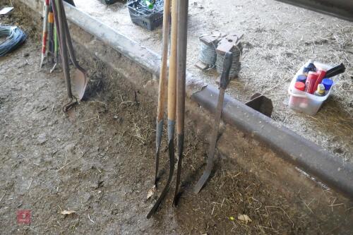3 LONG HANDLED BILL HOOKS & SLATE KNIFE