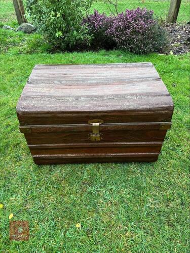 VINTAGE METAL CHEST