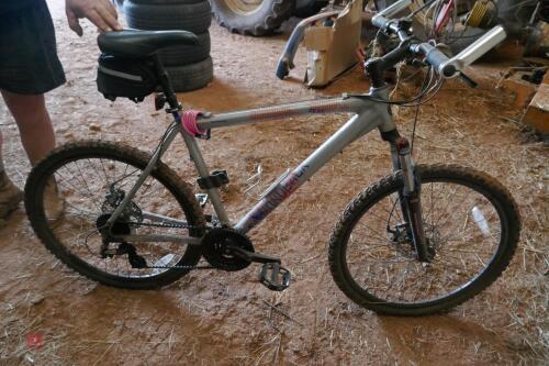 MENS DIAMONDBACK MOUNTAIN BIKE