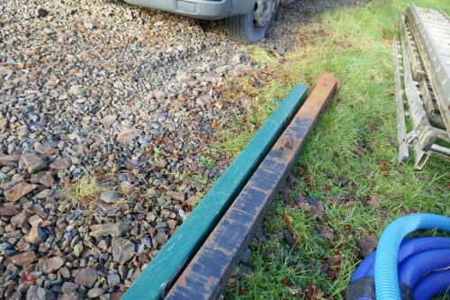 2 METAL POSTS