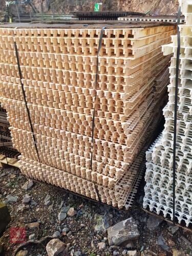 PALLET OF 90 PLASTIC CHICKEN SLATS