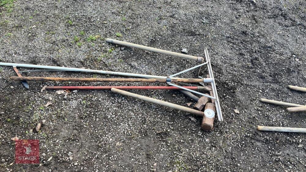 QUANTITY OF GARDEN TOOLS