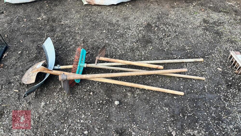 QUANTITY OF GARDEN TOOLS