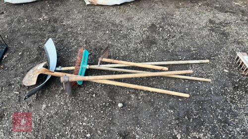 QUANTITY OF GARDEN TOOLS