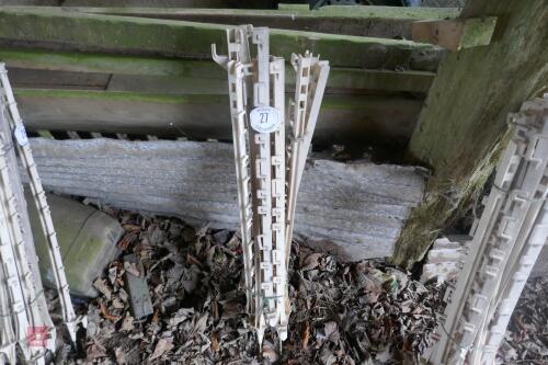10 WHITE PLASTIC ELECTRIC FENCE STAKES