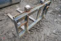 SET OF PALLET FORKS - 7