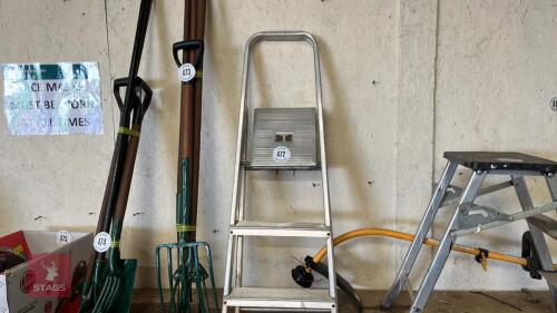 SMALL STEP LADDER