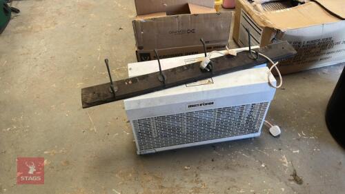 2 X INSECT ZAPPERS AND COAT HANGERS