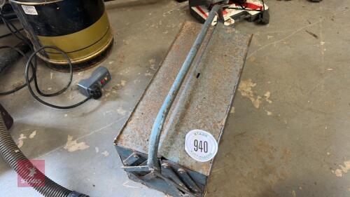 METAL TOOL BOX & CONTENTS