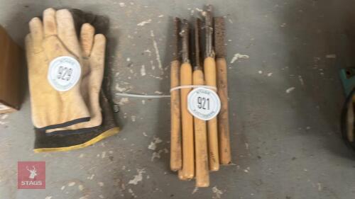 QUANTITY OF CHISELS