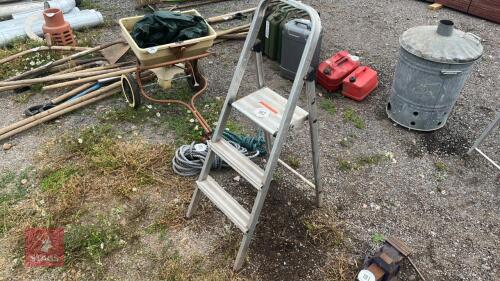 SMALL AL STEP LADDER