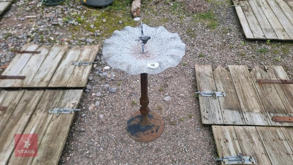 METAL FREESTANDING BIRD BATH