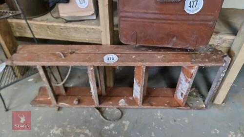 SMALL WOODEN STEP
