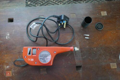 RECORD ENGRAVER WITH 2 ENGRAVING BITS