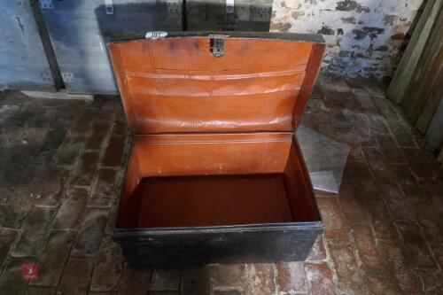 VINTAGE METAL CHEST