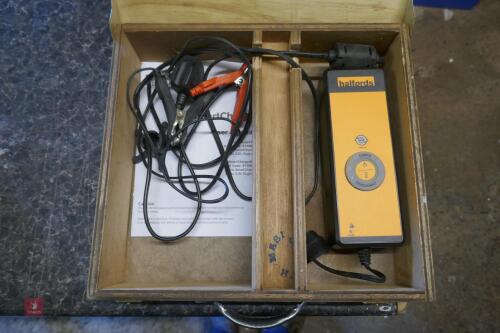 HALFORDS SMALL BATTERY CHARGER IN WOODEN