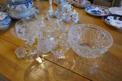 SELECTION OF GLASSWARE
