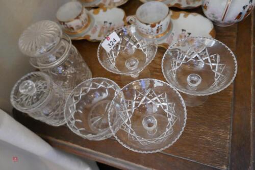 SELECTION OF GLASSWARE