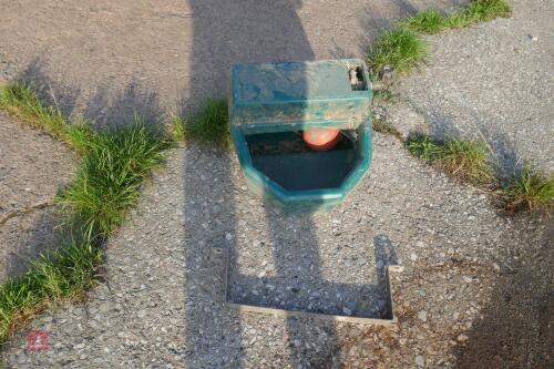 PLASTIC WATER DRINKER