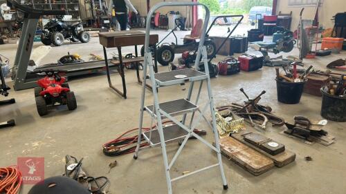 SMALL STEP LADDER