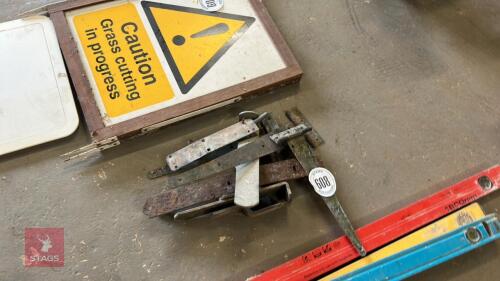 QTY OF HINGES