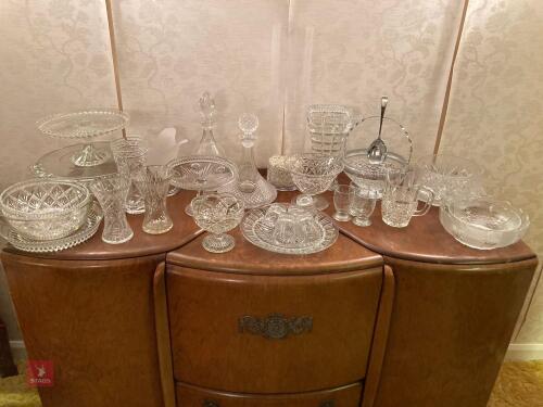 SELECTION OF GLASS WARE