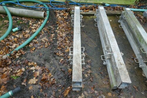 3 X GALVANISED SQUARE HANGING POST(77)