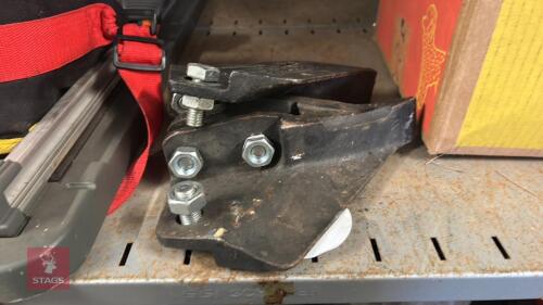 2 DIGGER BUCKET TEETH