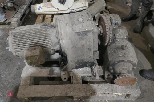 2 MOTOR GEARBOXES (44)