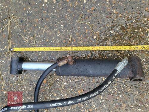 PAIR OF HYDRAULIC DOUBLE ACTING RAMS