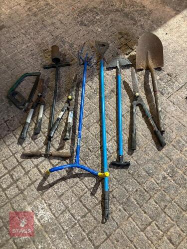 SELECTION OF GARDEN HAND TOOLS