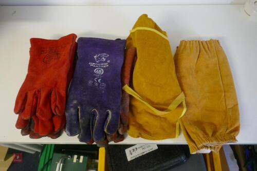 5 PAIRS OF SAFETY GLOVES