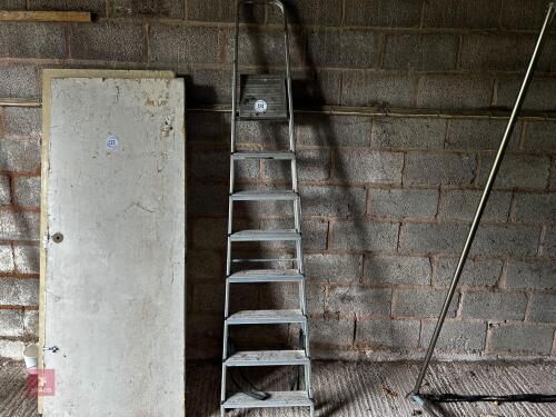 YOUNGMAN ALUMINIUM LADDER (124)
