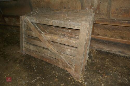 8 5' WOODEN LAMBING HURDLES