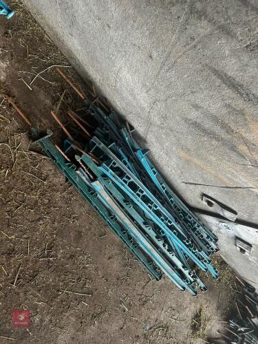 20 X PLASTIC ELECTRIC FENCE STAKES