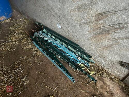 25 X PLASTIC ELECTRIC FENCE STAKES