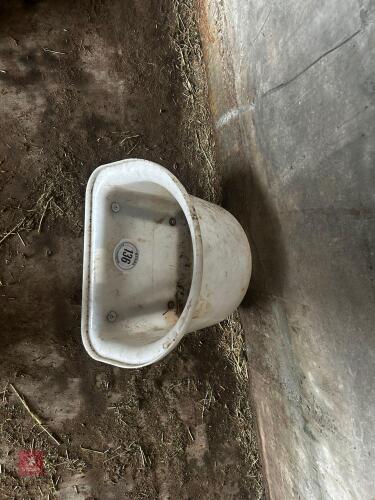 SMALL HOOK OVER PLASTIC TROUGH