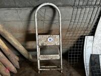 SMALL STEP LADDER - 2