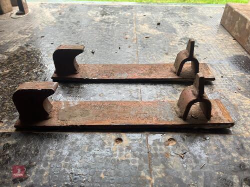 PAIR OF TRIMA LOADER BRACKETS