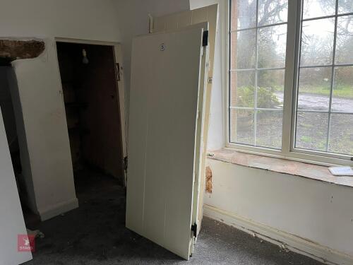 6 INTERIOR COTTAGE STYLE DOORS (25)