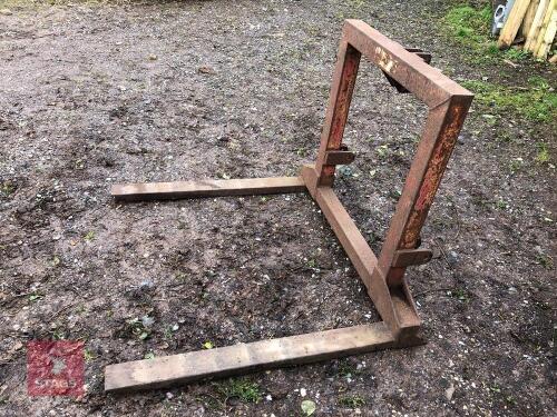 D.W TOMLIN 3 POINT LINKAGE PALLET FORKS