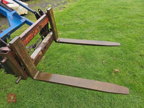PALLET FORKS WITH REMOVABLE BALE SPIKES