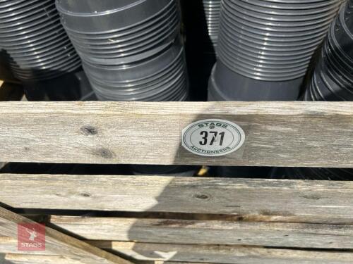 LARGE CRATE OF 7.5L PLASTIC PLANT POTS