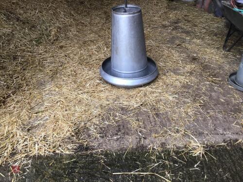 HANGING POULRY FEEDER